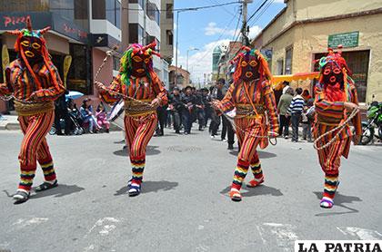 Vestimenta tradicional con los wititis 