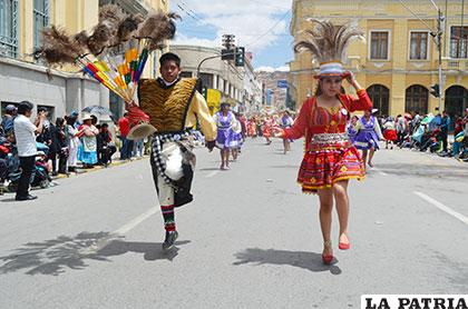 Elegante y ágil participación de los suri sicuris 