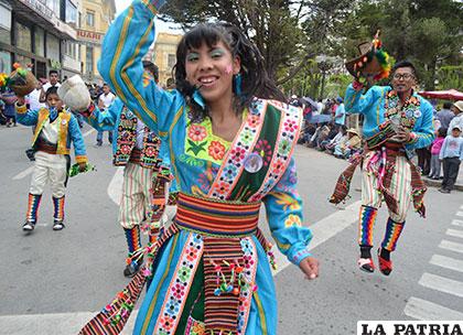 Enérgica y alegre participación de los tinkus 