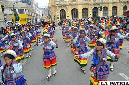 Uniforme participación de las wititis del Liceo Antofagasta