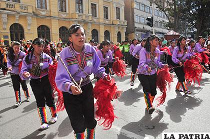 Entusiasta participación de las wititis Liceo Oruro