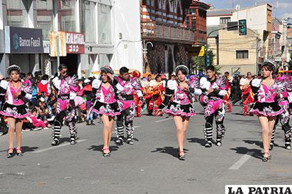 Varias señoritas acompañaron el paso de los caporales 