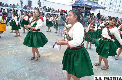 La tarqueada INSCO invitó a cantar al ritmo de su música