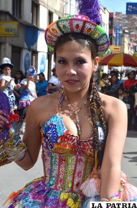 Simpática damita de la morenada 