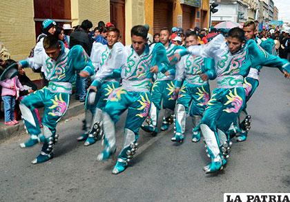 Buena coreografía junto a los caporales 