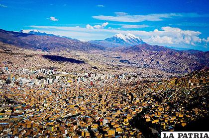 Una vista de la ciudad de La Paz que hoy está de aniversario