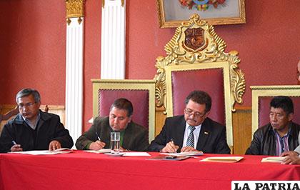 El rector Carlos Antezana y el alcalde Edgar Bazán firmando el convenio