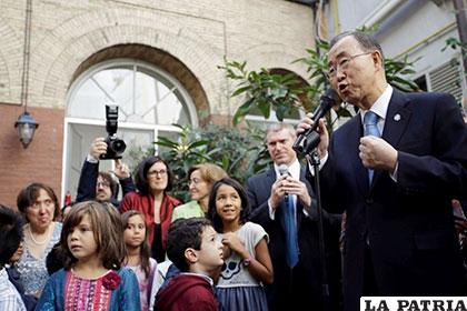 El secretario ONU, Ban Ki-moon, con los refugiados sirios en localidad de Gabcikova (Eslovaquia) /msecnd.net