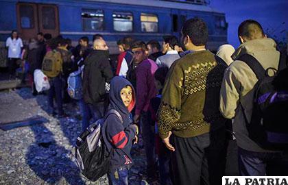 Inmigrantes rescatados en el Mediterráneo llegan a territorio italiano /notimundo.com.ec