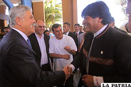 El ministro de Planificación de Argentina, Julio De Vido, y el Presidente  Morales /ABI.BO