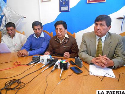 Durante la conferencia de prensa de los dirigentes de San José