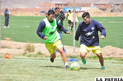 Parada y Juárez en la disputa de la 
pelota