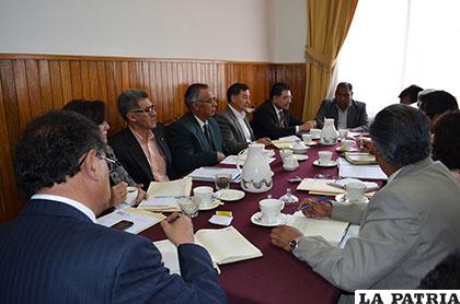 Bazán y autoridades ediles durante la reunión para tratar políticas económicas productivas