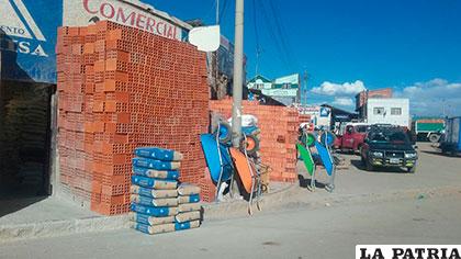 Objetos que obstruyan el tráfico peatonal y vehicular deben ser retirados