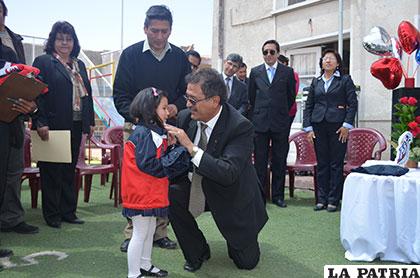 El alcalde durante una entrega de deportivos