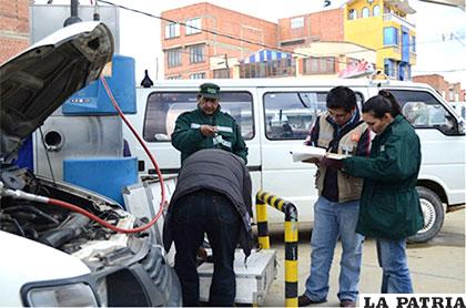 Los vehículos que no cuenten con el SOAT  no podrán recargar combustible a partir de 2017 /anh.gob.bo
