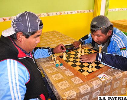 Deportistas no videntes que practican el ajedrez