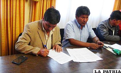 Firma del acta de entendimiento entre los gobernadores de Potosí (izq.) y Oruro (der.)