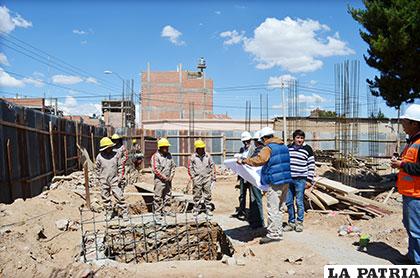 Autoridades y técnicos ediles durante la inspección de la obra