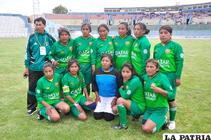 El equipo de San Pedro de Totora en fútbol damas