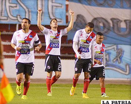 Nacional Potosí pudo anotar tres goles, pero no les alcanzó /APG