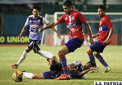 Palavicini con el balón, fue autor del primero de Universitario /APG