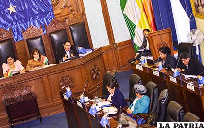 El Fiscal General, Ramiro Guerrero, prestó informe sobre las barcazas chinas en el Senado /APG