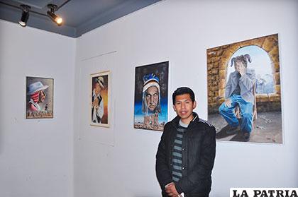 Edwin Lucana junto a algunos de sus cuadros