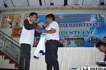 Vásquez hizo la entrega simbólica