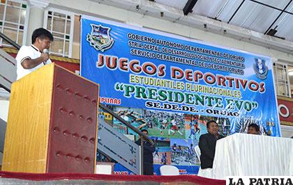 Durante el acto de entrega de uniformes ayer en el Hall de la Gobernación