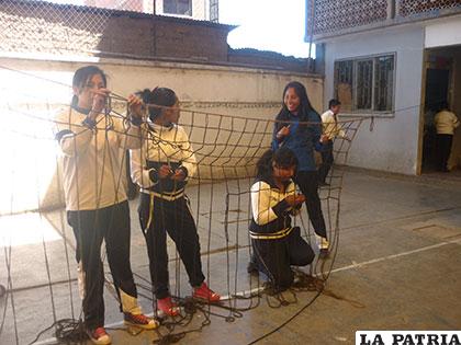Estudiantes del colegio Bolivia elaborarán la red de voleibol con lana de llama