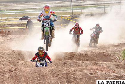 Pilotos orureños que acuden al nacional de Yapacaní