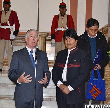 El encargado de negocios de EE.UU. en Bolivia, Peter Brennan en una visita reciente al Presidente Morales /ABI