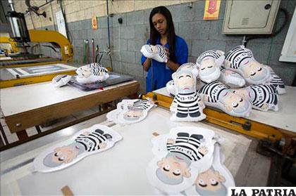 Operaria trabaja en la producción del Pixuleco, el muñeco inflable del ex presidente brasileño Lula /yimg.com