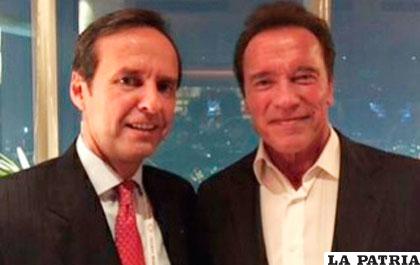 El expresidente de Bolivia, Jorge Tuto Quiroga junto a Arnold Schwarzenegger /ANF