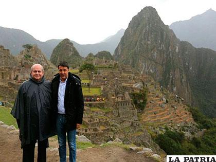 Los primeros ministros de Italia, Matteo Renzi (der.), y Perú, Pedro Cateriano (izq.), en Machu Picchu /ojo.pe