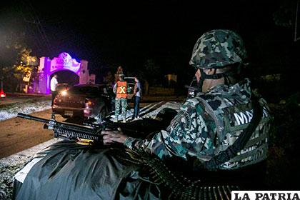 Efectivos de la Armada mexicana inspeccionan vehículos en búsqueda de ´El Chapo´ Guzmán en la población de Cosalá /20m.es
