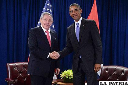 El presidente de EE.UU., Barack Obama (der.), y su homólogo cubano, Raúl Castro /elhorizonte.mx