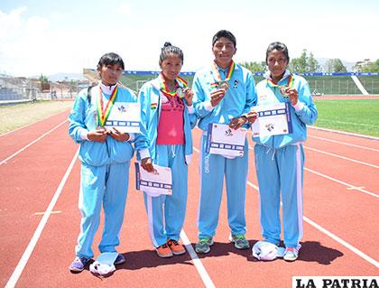 Mayra Quispe (bronce), Nelly Mamani (oro), Esmeralda Hurtado (oro) y Mario Flores (oro)