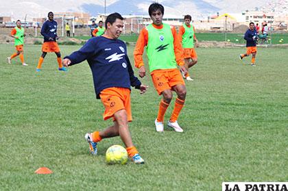 Enrique Parada con el dominio de la pelota