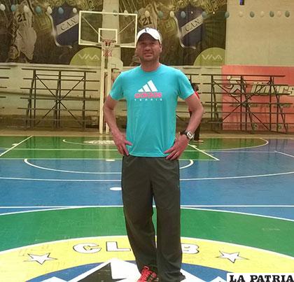 El estratega de baloncesto Walter Llanos