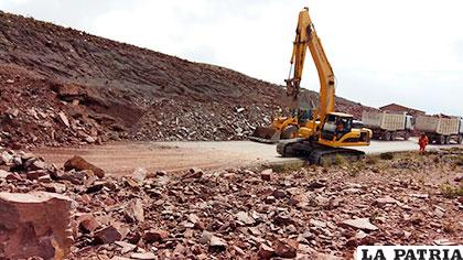 Trabajos en la carretera a Cochabamba interrumpen tránsito de vehículos