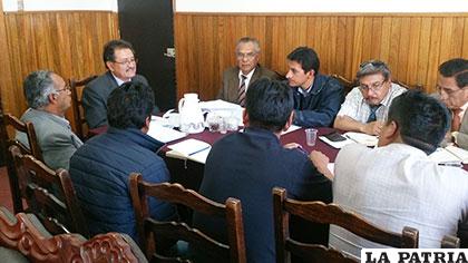 Reunión que se realizó ayer entre el alcalde y cooperativistas