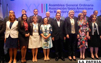 Los fiscales iberoamericanos se tomaron la foto oficial en Santa Cruz /ANF