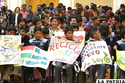 Niños asistieron a la promulgación de la ley con pancartas en favor del reciclaje /ABI