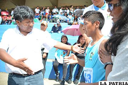 El gobernador Vásquez saluda al atleta Roberth Huarita