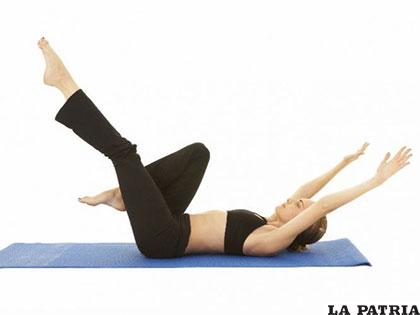 3. Elevaciones de piernas circulares. Eleva una pierna hasta la altura media, y comienza a trazar breves círculos con la pierna flexionada, en uno y otro sentido. Siempre de forma suave, cuidando de hacer el ejercicio bien y sin cansarse en exceso. Cambia de posición y comienza a realizar toda la rutina con la otra pierna.
