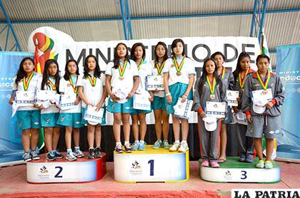 Oruro dominó en la prueba 4x50 metros libre ganando las medallas de oro y plata