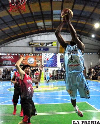 Iván Paterson intenta encestar