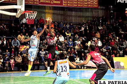 Wilson Tito (31) y William Green (33) en la disputa de la pelota